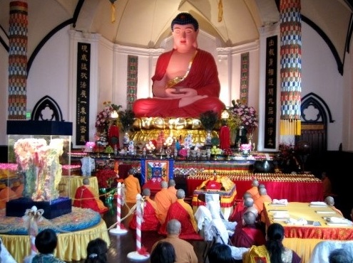 舊金山華藏寺身高二十一呎的阿彌陀佛座像法相莊嚴無比，為世所驚。(林君帆攝)