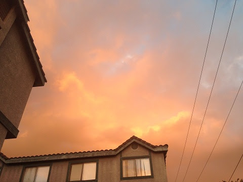 雙道彩虹淡去，天空隱約可見兩條金龍在橘色的霞光中(第三世多杰羌佛佛法)