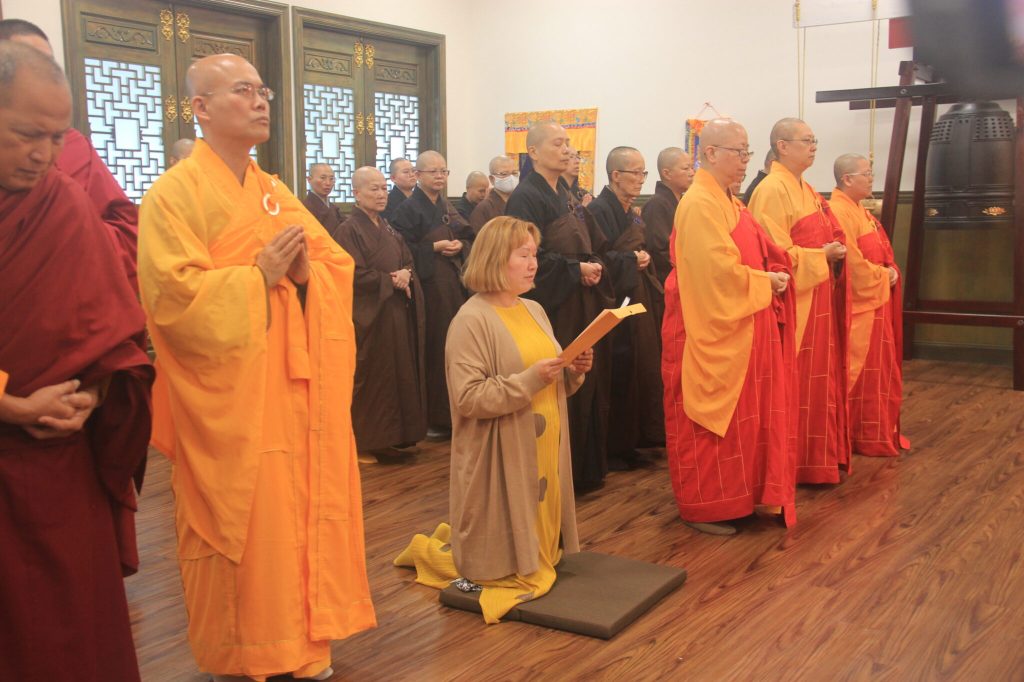 世界佛教總部在聖蹟寺大雄寶殿，為蔡鎮鎂舉行了懺悔儀式...